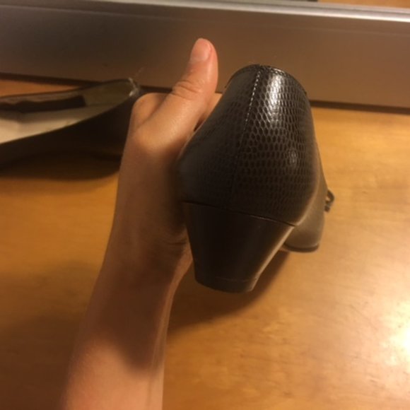 Salvatore Ferregamo Vara Bow Leather Pumps (Size 7.5) - Picture 6 of 11